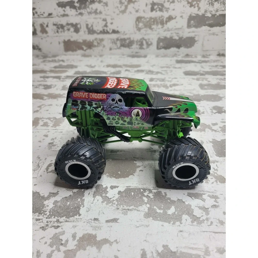 Lot of 3 Monster Jam Trucks Gravedigger, Earth Shaker,‎ Soldier Fortune